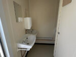 Casetta da bagno 2+1, 3,66 m x 2,74 m con gambe di supporto - immagine 3