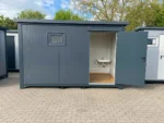 Contenitore sanitario per persone con disabilità. Toilette con rampa.