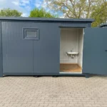 Contenitore sanitario per persone con disabilità. Toilette con rampa.