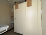 Casetta da bagno 2+1, 3,66 m x 2,74 m con gambe di supporto - immagine 4