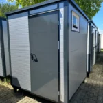 Contenedor sanitario 200 x 200 m con inodoro y urinario