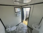 Contenedor sanitario 200 x 200 m con inodoro y urinario - immagine 2