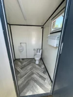 Contenedor sanitario 200 x 200 m con inodoro y urinario - immagine 3