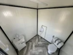 Contenedor sanitario 200 x 200 m con inodoro y urinario - immagine 4