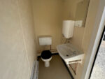 Casetta da bagno 2+1, 3,66 m x 2,74 m con gambe di supporto - immagine 8