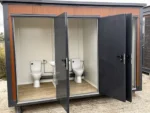Container sanitario a padiglione con tripla cabina - immagine 2
